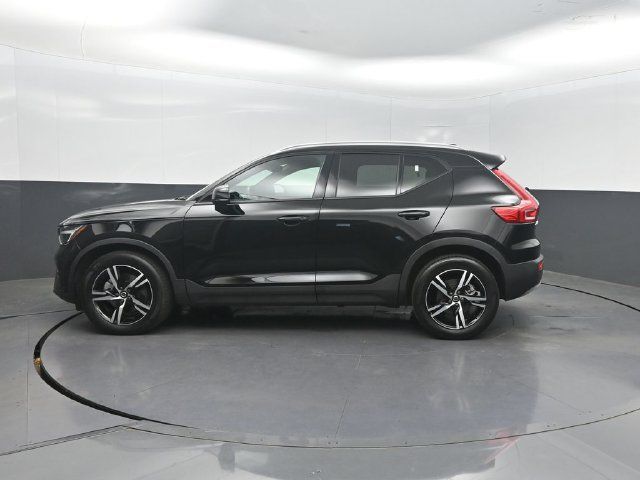 Used 2023 Volvo XC40 B5 Core w/ Convenience Package AWD/4WD image 2