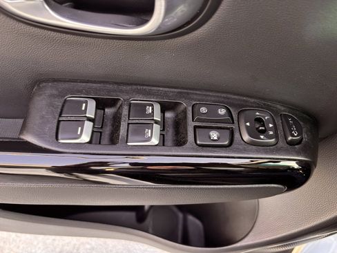 Used 2017 Kia Soul + image 12