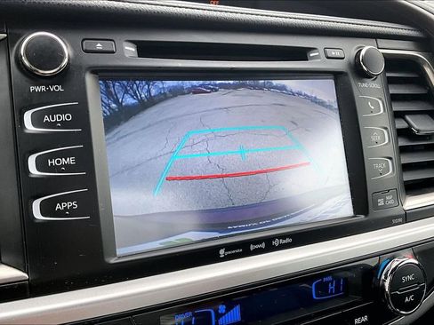 Used 2019 Toyota Highlander SE image 17