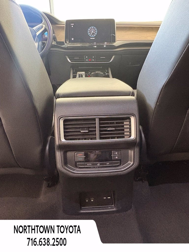 Used 2025 Volkswagen Atlas SE AWD/4WD image 17