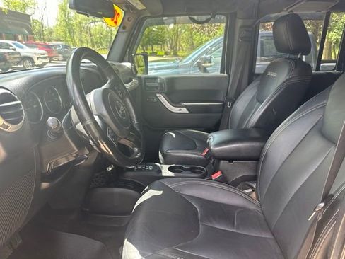 Used 2017 Jeep Wrangler Unlimited Sahara w/ Connectivity Group AWD/4WD image 9