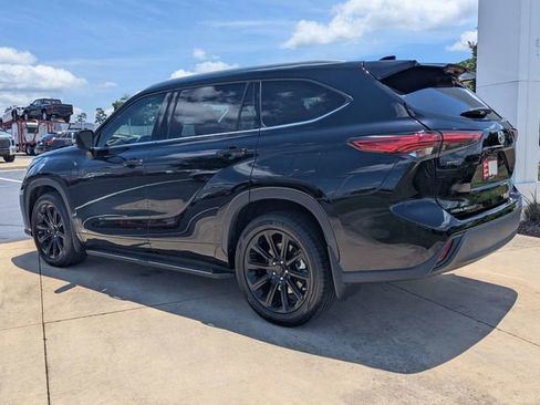 Used 2022 Toyota Highlander XLE AWD/4WD image 4