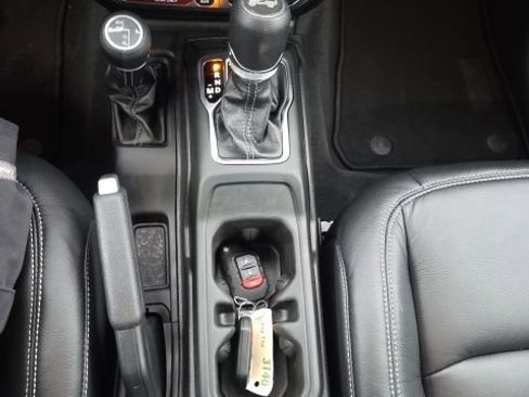 Used 2025 Jeep Wrangler Unlimited Rubicon image 18