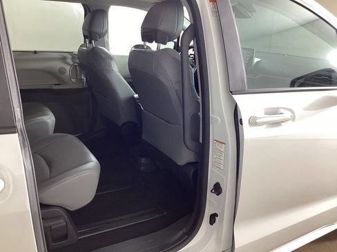 Used 2024 Toyota Sienna XLE FWD image 25
