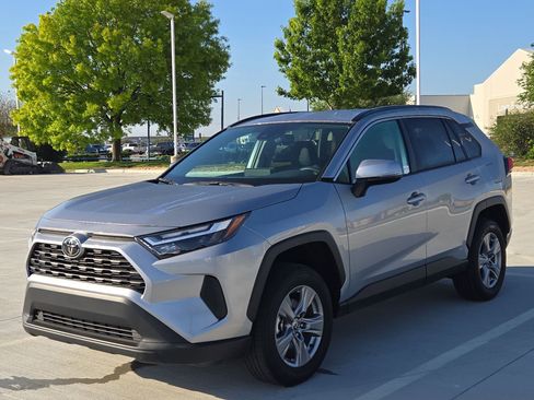 Used 2025 Toyota RAV4 XLE image 9