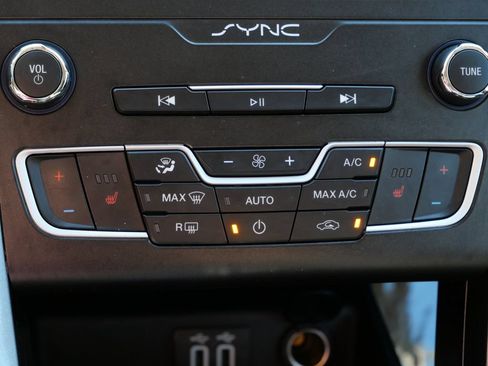 Used 2019 Ford Fusion SE AWD/4WD image 21