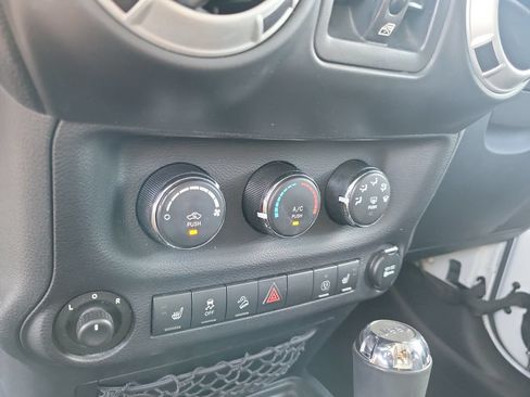Used 2014 Jeep Wrangler Unlimited Sahara w/ Connectivity Group AWD/4WD image 25