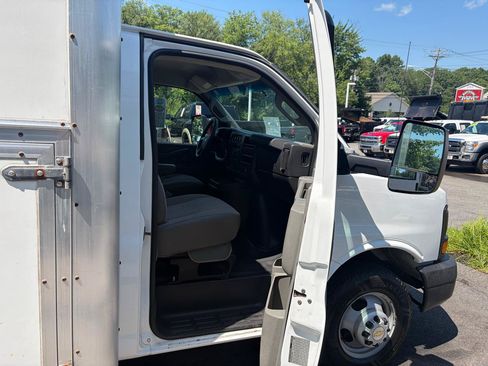Used 2016 Chevrolet Express 3500 RWD image 27