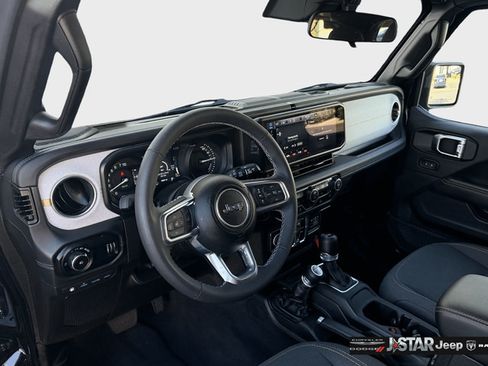 Used 2025 Jeep Wrangler Unlimited Sahara AWD/4WD image 26