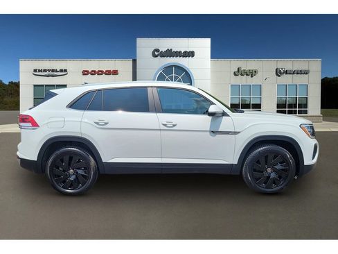 Used 2024 Volkswagen Atlas Cross Sport SE FWD image 2