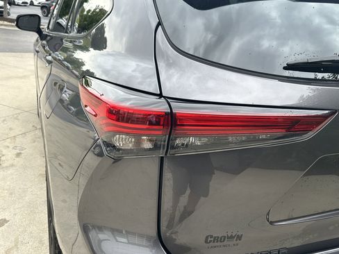 Used 2023 Toyota Highlander XSE AWD/4WD image 11