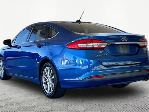 Used 2017 Ford Fusion SE w/ Fusion SE Technology Package FWD image 2