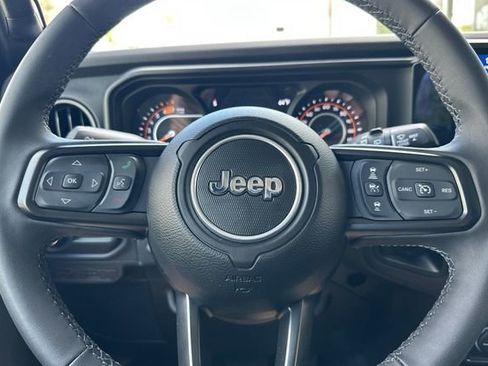 Used 2025 Jeep Wrangler Unlimited Rubicon AWD/4WD image 21