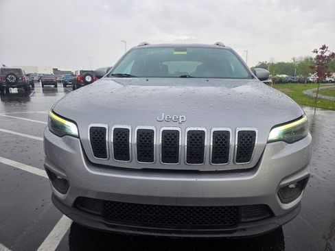 Used 2019 Jeep Cherokee Latitude w/ Cold Weather Group AWD/4WD image 3