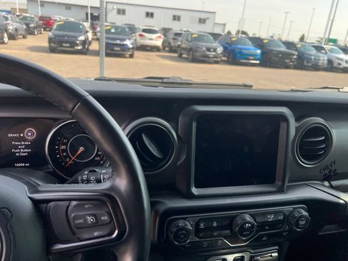 Used 2022 Jeep Wrangler Sport AWD/4WD image 18