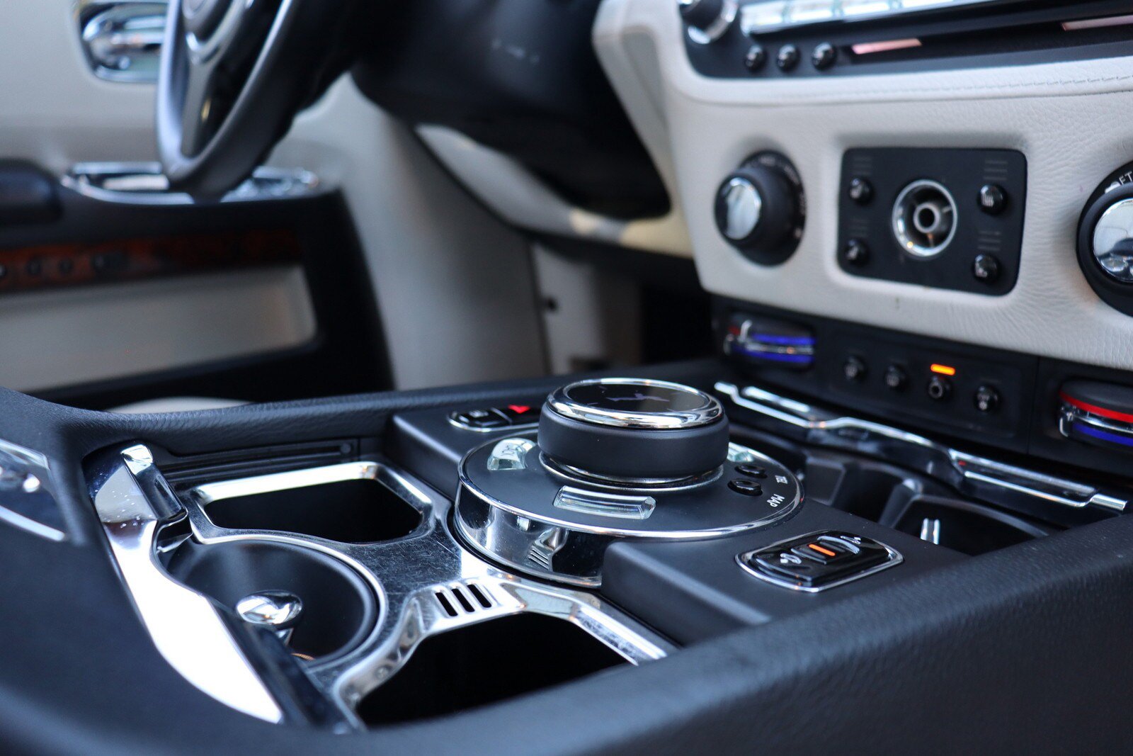 Used 2014 Rolls-Royce Ghost RWD image 31