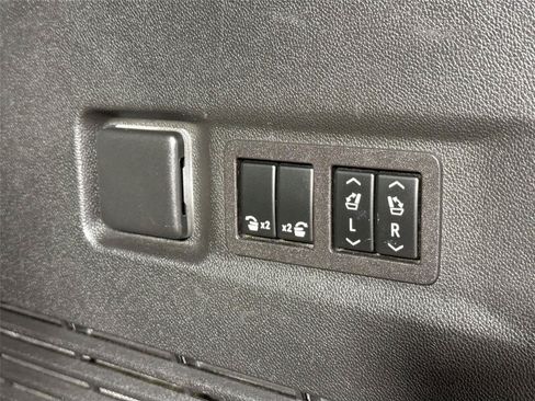 Used 2023 Chevrolet Suburban High Country w/ Premium Package 2 AWD/4WD image 51