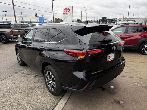 Certified 2023 Toyota Highlander XLE image 4