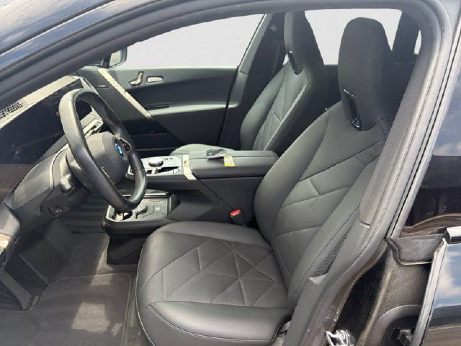 Used 2024 BMW iX xDrive50 w/ Sport Package AWD/4WD image 10
