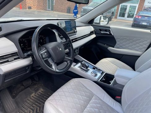 Used 2023 Mitsubishi Outlander AWD image 19