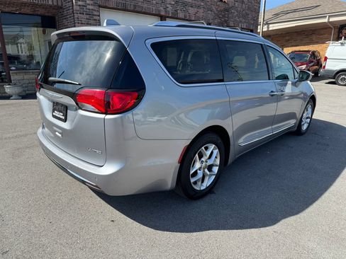 Used 2020 Chrysler Pacifica Limited FWD image 17