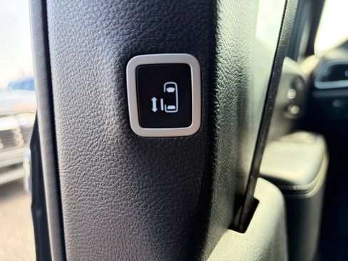 Certified 2025 Chrysler Pacifica Select FWD image 13