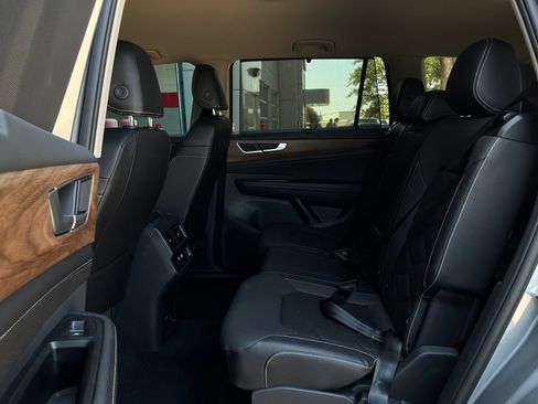 Used 2026 Volkswagen Atlas SE FWD image 12