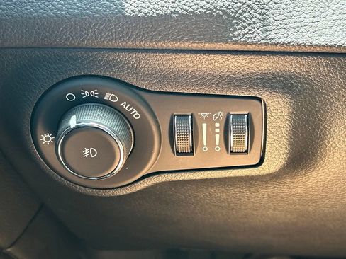 Used 2020 Jeep Compass Latitude FWD image 28