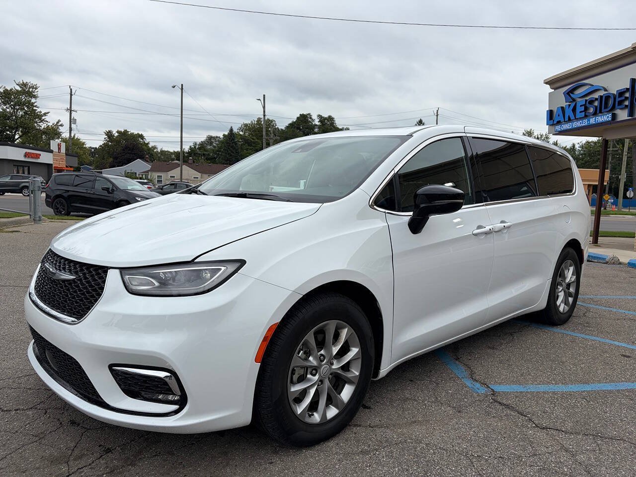 Used 2026 Chrysler Pacifica Limited FWD image 1