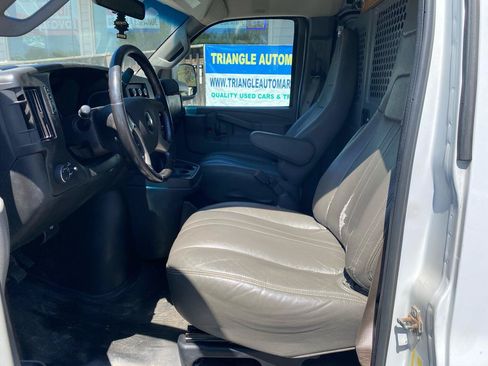 Used 2018 Chevrolet Express 3500 w/ Driver Convenience Package RWD image 9