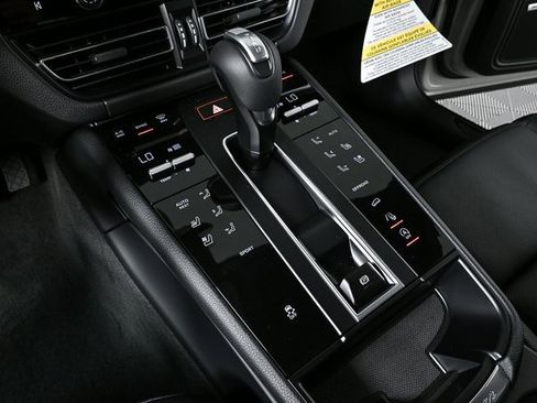 Certified 2025 Porsche Macan image 16