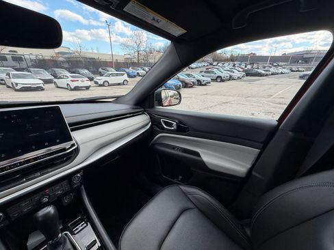 Used 2025 Jeep Compass Limited image 34