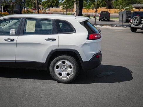 Used 2018 Jeep Cherokee Sport image 9