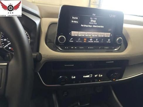 Used 2025 Nissan Rogue SV FWD image 9
