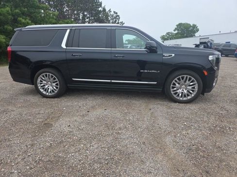 Used 2023 GMC Yukon XL Denali w/ Denali Reserve Package AWD/4WD image 4