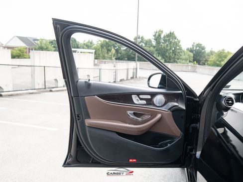 Used 2018 Mercedes-Benz E 300 4MATIC w/ AMG Line Exterior image 39