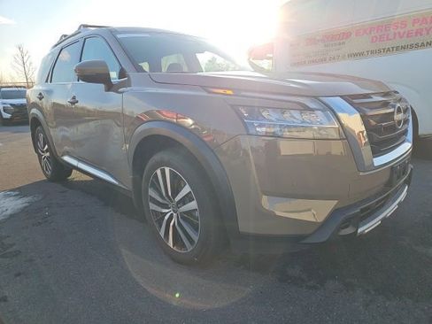 Used 2024 Nissan Pathfinder Platinum image 2