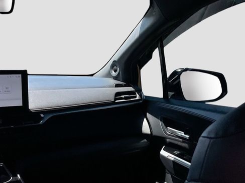 Used 2025 Toyota Sienna Limited FWD image 24