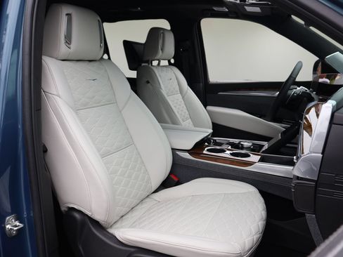 Certified 2025 Cadillac Escalade Premium Luxury Platinum w/ LPO, Floor Liner Package AWD/4WD image 21