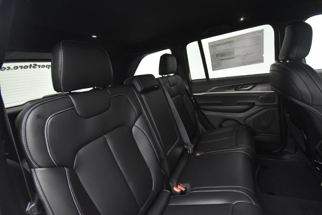 New 2027 Jeep Grand Cherokee Limited AWD/4WD image 16