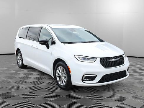 New 2026 Chrysler Pacifica Limited FWD image 10
