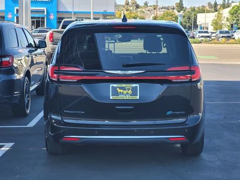 Used 2023 Chrysler Pacifica Touring-L FWD image 5