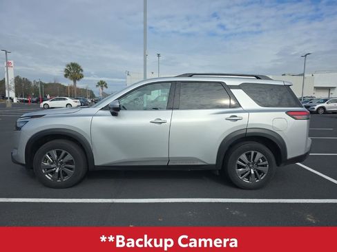 Used 2024 Nissan Pathfinder SV image 4