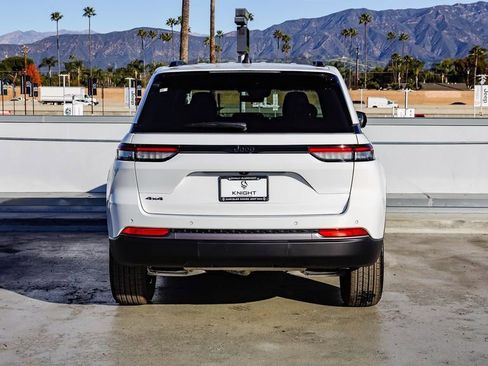 New 2026 Jeep Grand Cherokee Altitude image 8