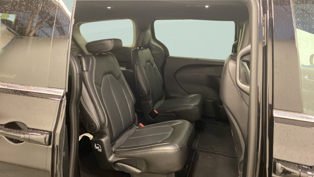 Used 2025 Chrysler Pacifica Select FWD image 32