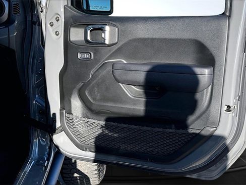 Used 2022 Jeep Gladiator Willys image 25