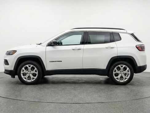 Used 2025 Jeep Compass Latitude AWD/4WD image 5