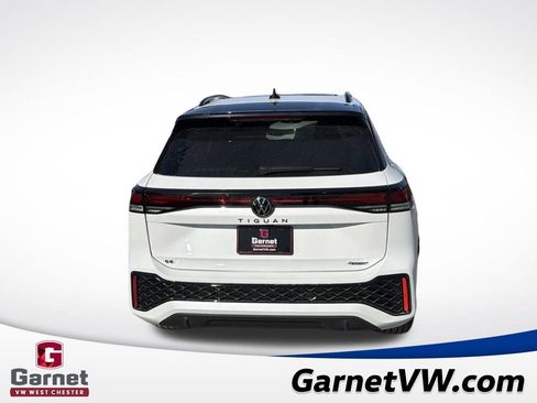 Used 2025 Volkswagen Tiguan SE R-Line image 4