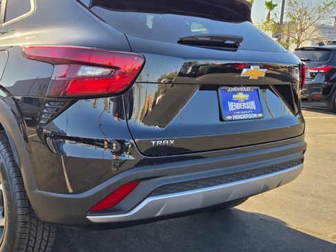 Used 2025 Chevrolet Trax LT FWD image 5
