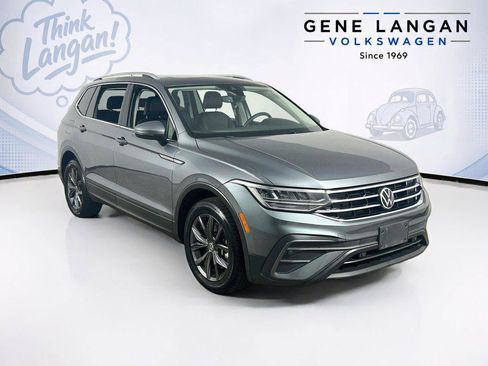 Certified 2022 Volkswagen Tiguan SE w/ Panoramic Sunroof Package AWD/4WD image 3